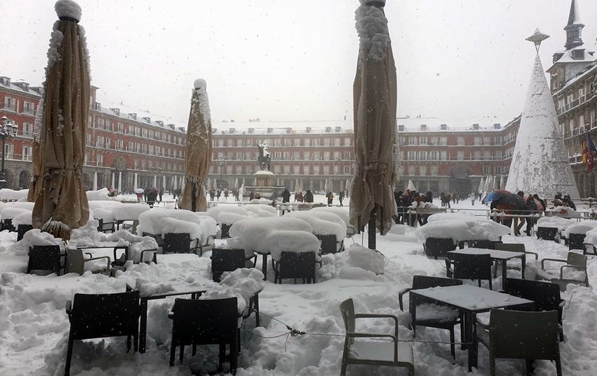 La histórica Plaza Mayor, cubierta de nieve, Madrid.