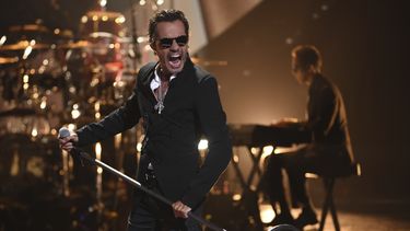 A su 48 años, Marc Anthony recibió el premio Persona del Año por la Academia Latina de la Grabación. Para ese momento la Academia indicó que Marc es un filántropo generoso, cuya Fundación Maestro Cares ha construido orfanatos y ha tocado la vida de de miles de niños.&nbsp;