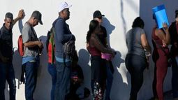 Migrantes esperan afuera de la oficina regional del Instituto Nacional de Migración para esperar su salvoconducto para transitar por territorio mexicano en su camino a Estados Unidos, en Tapachula, estado de Chiapas, México, el 13 de enero de 2025