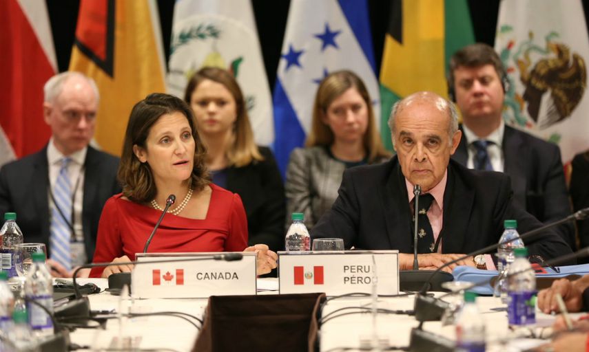 La ministra de Asuntos Exteriores de Canadá, Chrystia Freeland, anfitriona de la reunión y el canciller peruano, Ricardo Luna.