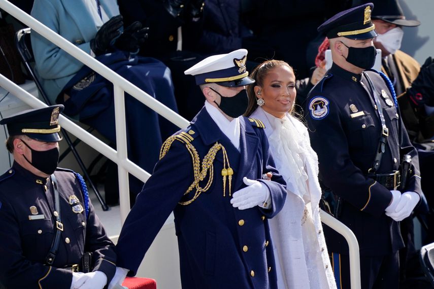 Jennifer López es acompañada a la toma de posesión del nuevo presidente de los Estados Unidos, Joe Biden, en el frente oeste del Capitolio el 20 de enero de 2021 en Washington, DC.&nbsp;