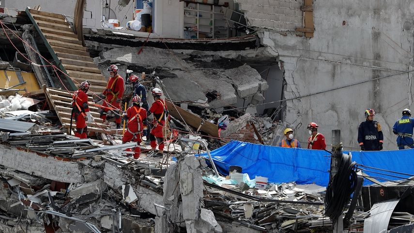 Vista general de los restos del edificio colapsado de Álvaro Obregón, en Ciudad de&nbsp;México, donde aún trabajan los grupos de rescate.&nbsp;