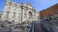 Una persona trabaja en la renovación de la Fontana de Trevi el 9 de noviembre de 2024. Hoy se inauguró una pasarela suspendida temporal para que los visitantes puedan ver la fuente más de cerca durante las obras de renovación.