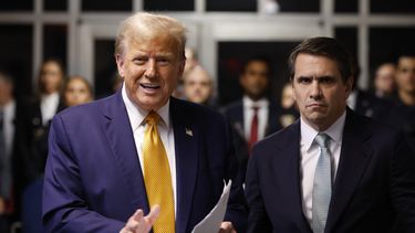 El expresidente Donald Trump habla con periodistas afuera de la sala del tribunal.