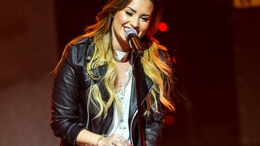 Demi Lovato cantando en vivo durante el show musical de iHeartRadio, 2014. (AP). 