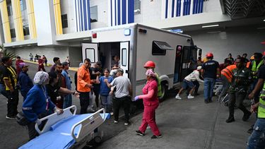 Rescatistas y paramédicos ayudan a una víctima del doble terremoto mientras es ingresada en el hospital Domingo Luciani de Caracas, el 25 de junio de 2026.