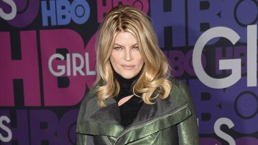 Kirstie Alley asiste al estreno de Girls de HBO el 5 de enero de 2015 en Nueva York. Alley, dos veces ganadora del Emmy, protagonizó la comedia de situación de la década de 1980 Cheers y la exitosa película de Hollywood Mira quién habla. &nbsp;Falleció a los 71 años. Su muerte fue anunciada el lunes por sus hijos en las redes sociales y confirmada por su manager. La publicación decía que su madre murió de cáncer que le fue diagnosticado recientemente.