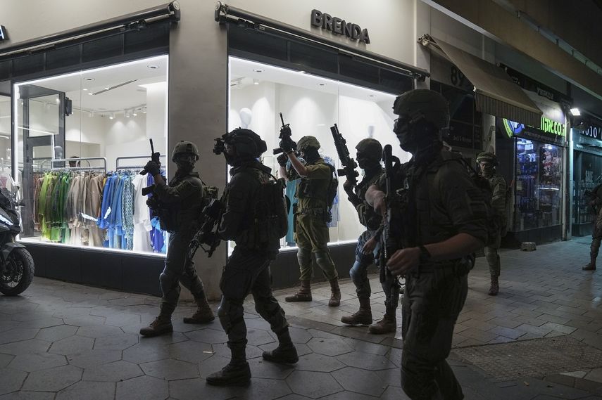 Efectivos de las fuerzas de seguridad israelíes buscan asaltantes cerca del escenario de un tiroteo, en Tel Aviv, Israel, el 7 de abril de 2022.&nbsp;