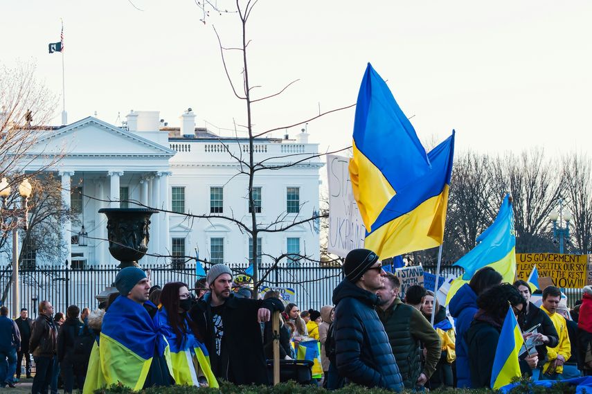 Un grupo de manifestantes frente a la Casa Blanca pide el fin de la guerra de Rusia contra Ucrania.&nbsp;