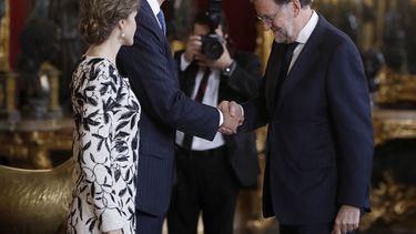 Los Reyes saludan al presidente del Gobierno en funciones, Mariano Rajoy, a su llegada a la tradicional recepción ofrecida con motivo del Día de la Fiesta Nacional