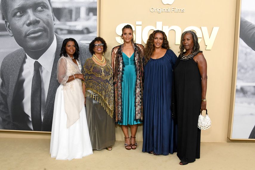 De izquierda a derecha: Sidney Poitier, Sherri Poitier, Beverly Poitier-Henderson, Sydney Tamiia Poitier, Anika Poitier y Pamela Poitier asisten al estreno del documental Sidney de Apple TV + en el Museo de la Academia de Cine el 21 de septiembre de 2022 en Los Ángeles, California.