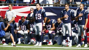Jugadores de los Patriots de Nueva Inglaterra protestaron de rodilla y tomados de las manos.