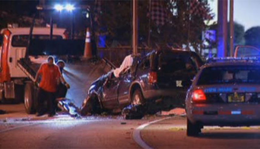 El vehículo quedó destruido sobre la calzada de la Douglas Rd (CORTESÍA/ nbcmiami.com)