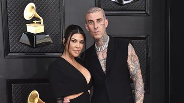 Kourtney Kardashian y Travis Barker aparecen en la 64 entrega de los Premios Grammy en Las Vegas el 3 de abril de 2022.   