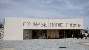 Esta fotografía muestra la entrada del gimnasio Marie Paradis, un lugar de entrenamiento para las pruebas de escalada durante los Juegos Olímpicos de París 2024, en Le Bourget, cerca de París, el 25 de marzo de 2024.