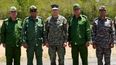 Esta foto, publicada en la cuenta X del Comando Sur de los Estados Unidos (SOUTHCOM) el 29 de mayo de 2026, muestra al Comandante del SOUTHCOM, General Francis L. Donovan (C), al Jefe del Estado Mayor y Primer Viceministro de las Fuerzas Armadas Revolucionarias de Cuba (MINFAR), General Roberto Legra Sotolongo (2.º/I) y a otros oficiales militares cubanos, durante su reunión en el perímetro de la Estación Naval de los Estados Unidos en la Bahía de Guantánamo, Cuba, el 29 de mayo de 2026. Esta foto, publicada en la cuenta X del Comando Sur de los Estados Unidos (SOUTHCOM) el 29 de mayo de 2026, muestra al Comandante del SOUTHCOM, General Francis L. Donovan (C), al Jefe del Estado Mayor y Primer Viceministro de las Fuerzas Armadas Revolucionarias de Cuba (MINFAR), General Roberto Legra Sotolongo (2.º/I) y a otros oficiales militares cubanos, durante su reunión en el perímetro de la Estación Naval de los Estados Unidos en la Bahía de Guantánamo, Cuba, el 29 de mayo de 2026.
