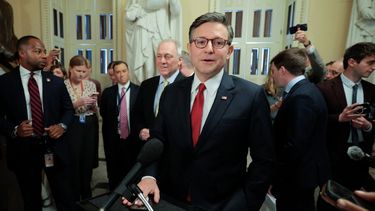 El presidente de la Cámara de Representantes de Estados Unidos habla con medios de prensa en el Capitolio.