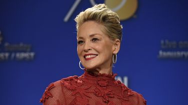 Sharon Stone posa durante el anuncio de las nominaciones a los Globos de Oro en Beverly Hills, California, el 11 de diciembre de 2017.