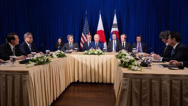 El presidente de Corea del Sur, Yoon Suk-yeol (izquierda), habla durante una reunión trilateral con el presidente de los Estados Unidos, Joe Biden (centro), y el primer ministro japonés, Fumio Kishida (derecha), al margen de la Cumbre de Asia Oriental durante la 40.ª y 41.ª Asociación de Naciones del Sudeste Asiático. (ASEAN) Cumbres en Phnom Penh el 13 de noviembre de 2022. &nbsp;