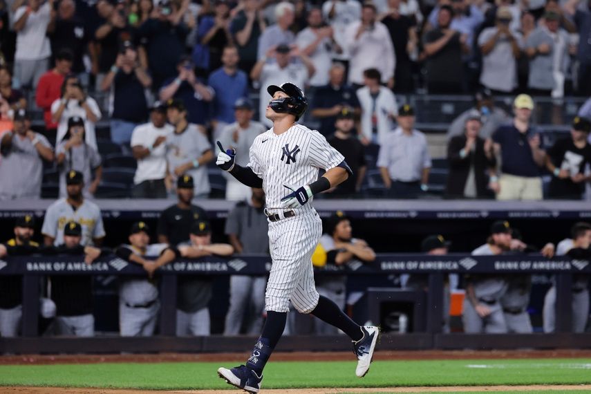 Aaron Judge de los Yanquis de Nueva York conecta su 60mo jonrón de la temporada en la novena entrada del encuentro ante los Piratas de Pittsburgh el martes 20 de septiembre del 2022.&nbsp;