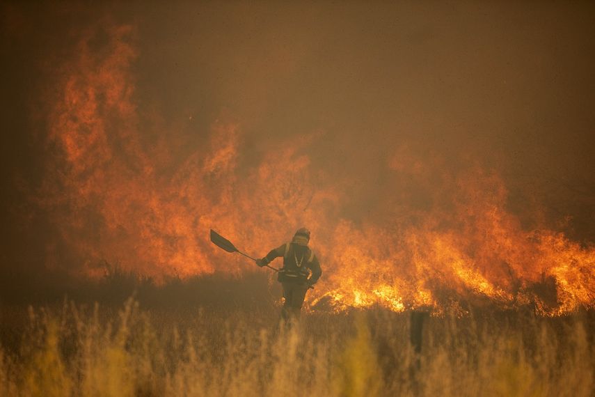 Un bombero combate las llamas en la Sierra de la Culebra, provincia de Zamora, España, 18 de junio de 2022.&nbsp;