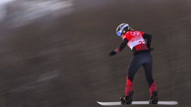 La suiza Sophie Hediger compite en snowboard durante los Juegos Olímpicos de Invierno, el 9 de febrero de 2022.