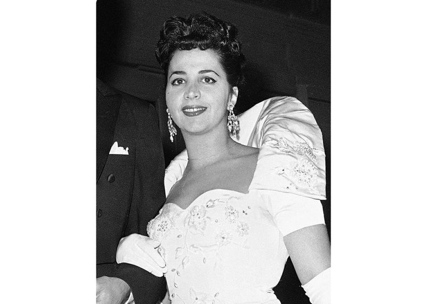 Esta foto de archivo del 26 de octubre de 1959 muestra a la mezzosoprano estadounidense Rosalind Elias llegando a la Metropolitan Opera House de Nueva York. 