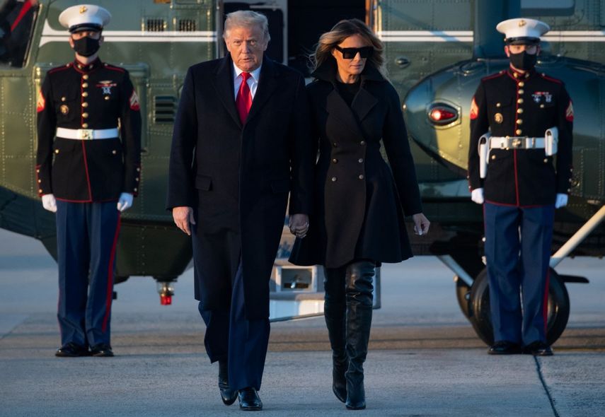 El presidente Donald Trump y la primera dama Melania Trump bajan del Marine One para abordar el Air Force One en Maryland, el 23 de diciembre de 2020, viajan a Mar-a-lago para Navidad y Año Nuevo. .