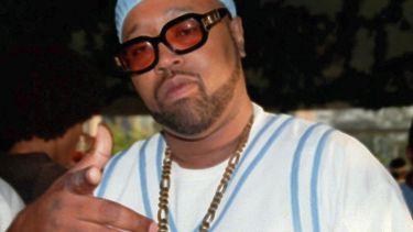 DJ Kay Slay asiste a una fiesta para escuchar Violator The Album: V2.0 en Nueva York el 12 de julio de 2001. Slay murió de complicaciones de COVID-19 el domingo 17 de abril de 2022. Tenía 55 años.&nbsp;
