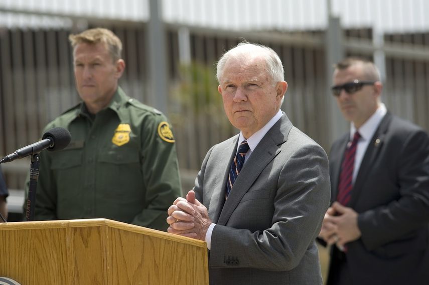 El fiscal general de EEUU,&nbsp;Jeff&nbsp;Sessions&nbsp;(c), durante una conferencia de prensa celebrada en la valla fronteriza entre los Estados Unidos y México el lunes 7 de mayo de&nbsp;2018, en San Diego, California.