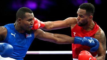 Julio Cesar La Cruz Peraza (de azul) de Cuba pelea contra Loren Berto Alfonso Domínguez de Azerbaiyán en el combate de boxeo preliminar de octavos de final de la categoría de 92 kg durante los Juegos Olímpicos de París 2024 en la Arena del Norte de París, en Villepinte, el 28 de julio de 2024.&nbsp;