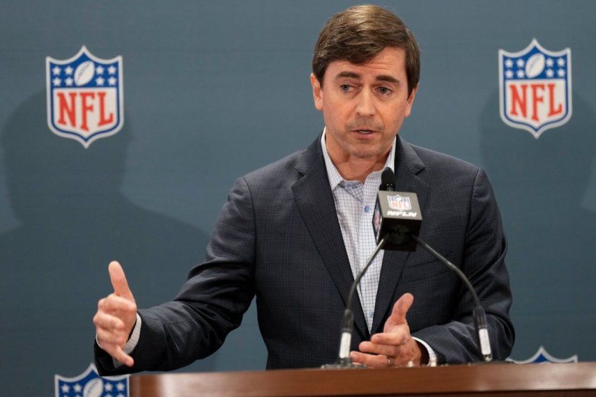 El encargado de asuntos internacionales de la NFL, Peter OReilly, habla en conferencia de prensa tras la reunión de primavera con los dueños, el martes 21 de mayo del 2024 en Nashville, Tennessee, EE.UU.&nbsp;