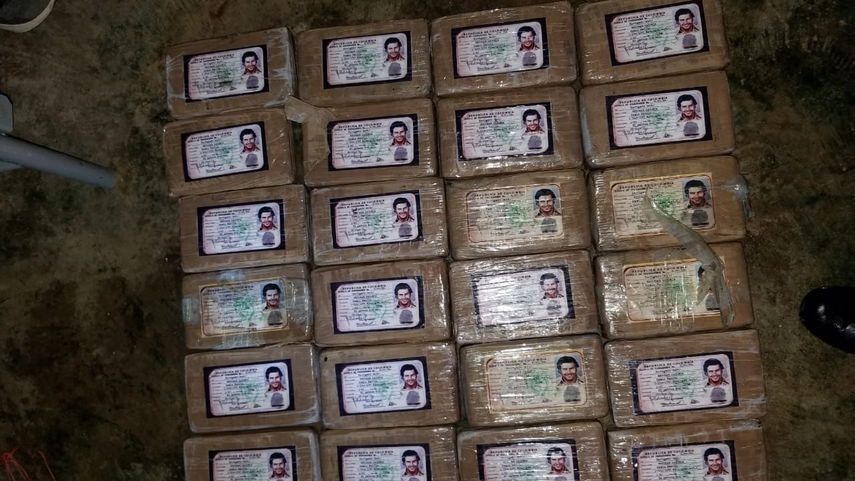 Autoridades de Honduras decomisaron un cargamento de 25 kg de cocaína en paquetes un carnet de identidad del histórico capo colombiano Pablo Escobar