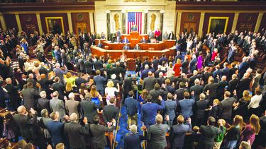 Los miembros del Congreso de los Estados Unidos juran su cargo durante una sesión en el Capitolio, Washington.