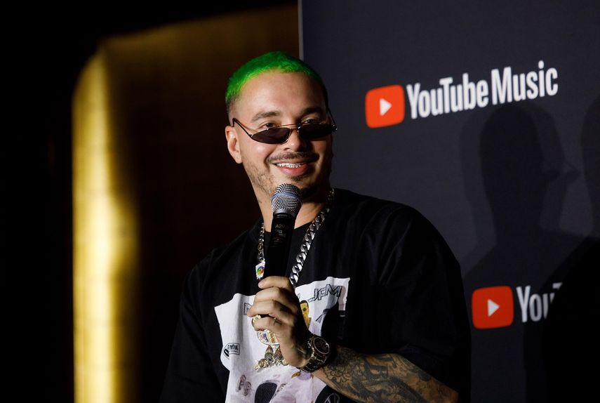 El cantante colombiano J&nbsp;Balvin&nbsp;responde preguntas hoy durante un ecuentro con la prensa de YouTube Music, en el marco de la entrega de los Latin Grammy.