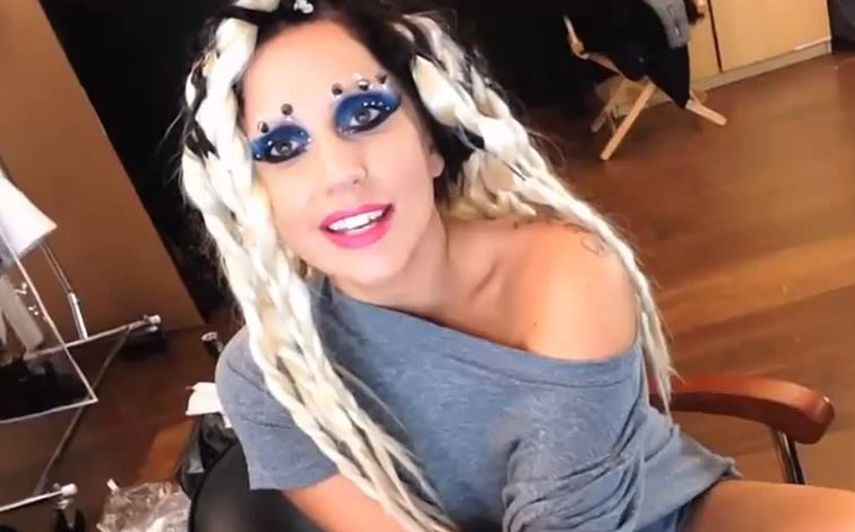 Todos brillamos de una forma única, pero sólo tú sabes cuál es tu propia belleza. No dejes que nadie te diga lo que te hace hermosa. Sé tú misma, eso es lo que te hace bella, dice la voz de la artista durante el clip.