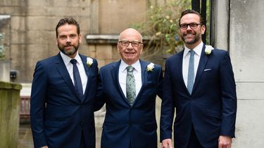 El magnate de los medios de comunicación australiano Rupert Murdoch, flanqueado por sus hijos Lachlan y James, llegan a la iglesia de St Bride en Fleet Street en el centro de Londres el 5 de marzo de 2016.