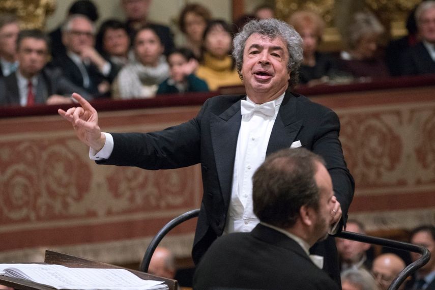 El director soviético Semyon Bychkov dirige la Filarmónica de Viena en la Sala Dorada del Musikverein Concert Haus de Viena el 13 de enero de 2017.