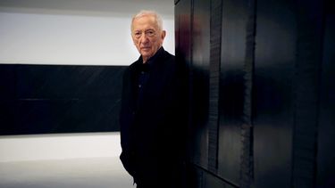 En esta foto de archivo tomada el 13 de octubre de 2009, el artista francés Pierre Soulages posa en el Centro Pompidou de París. El pintor murió a los 102 años, dijeron sus familiares a la AFP el 26 de octubre de 2022.
