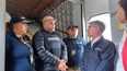 En esta foto difundido por Migración Colombia, funcionarios de migración reciben al líder exparamilitar Salvatore Mancuso en la puerta del avión a su llegada desde Estados Unidos, desde donde fue deportado tras cumplir condena por tráfico de drogas, en Bogotá, Colombia, el martes 27 de febrero de 2024.&nbsp;