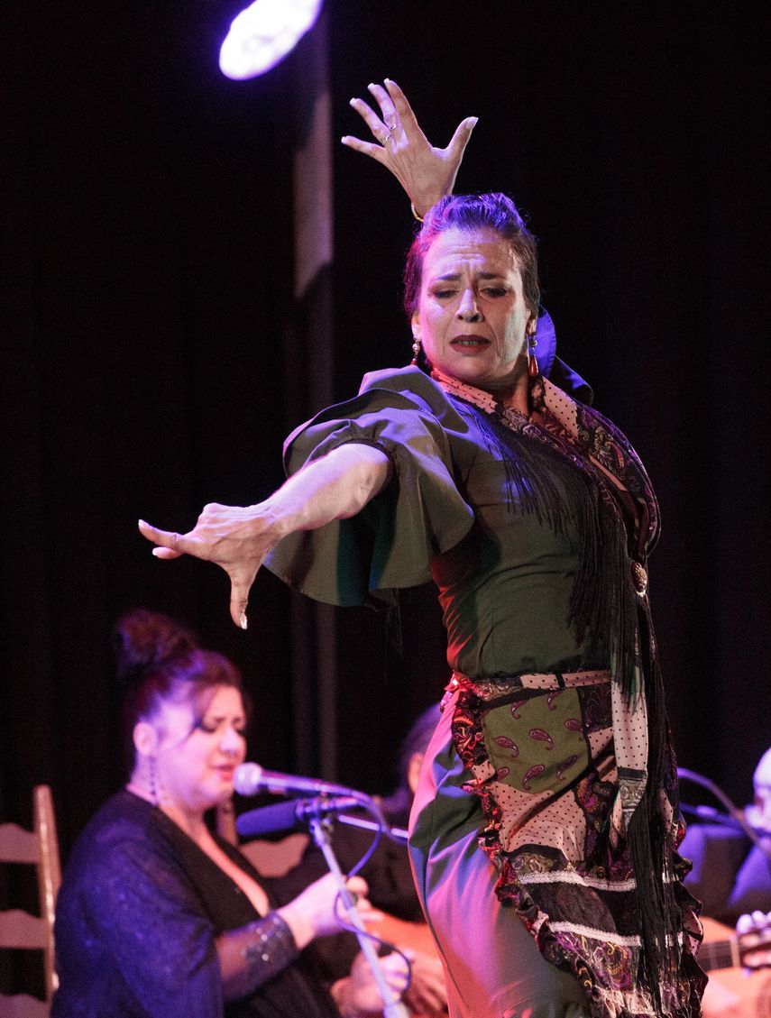 La bailaora Mayelú Pérez, junto a la cantaora Nieves Díaz.