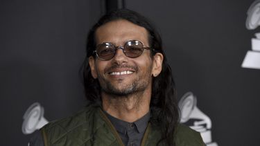 Draco Rosa llega a la ceremonia de la Academia Latina de la Grabación en honor a la Persona del Año dedicada a Juanes el 13 de noviembre de 2019, en el centro de conferencias del MGM en Las Vegas. Draco Rosa lanzó su disco de sanación “Sound Healing 1:11” el 11 de noviembre de 2021.