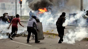 Manifestantes chocan con la policía en los alrededores del Parque Arbolito en Quito el 23 de junio de 2022, en el marco de las protestas lideradas por indígenas contra el gobierno de Ecuador. Los indígenas ecuatorianos han llegado a la capital, Quito, de todo el país para protestar por los altos precios del combustible y el aumento del costo de vida, prometiendo quedarse hasta que el gobierno cumpla con sus demandas o caiga. &nbsp; &nbsp;
