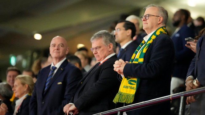 En foto del 16 de agosto del 2023, el presidente de la FIFA, Gianni Infantino, y el Primer Ministro de Australia, Anthony Albanese, observan la semifinal del Mundial femenino entre Australia e Inglaterra.&nbsp;