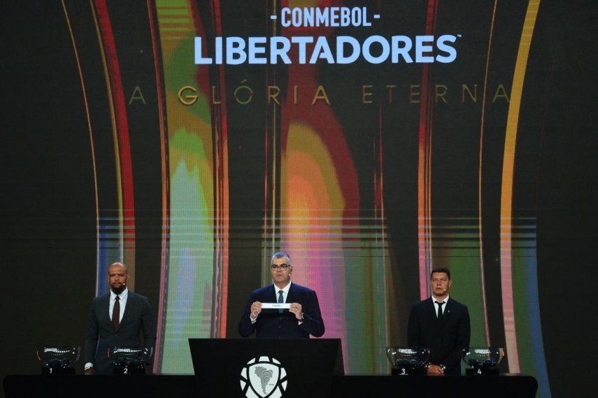 Frederico Nantes (centro), directivo de la Conmebol, junto con el exjugador de Brasil, Felipe Melo, y el exjugador de Argentina, Sebastian Battaglia, durante un sorteo de la Copa Libertadores, el 17 de marzo de 2025.