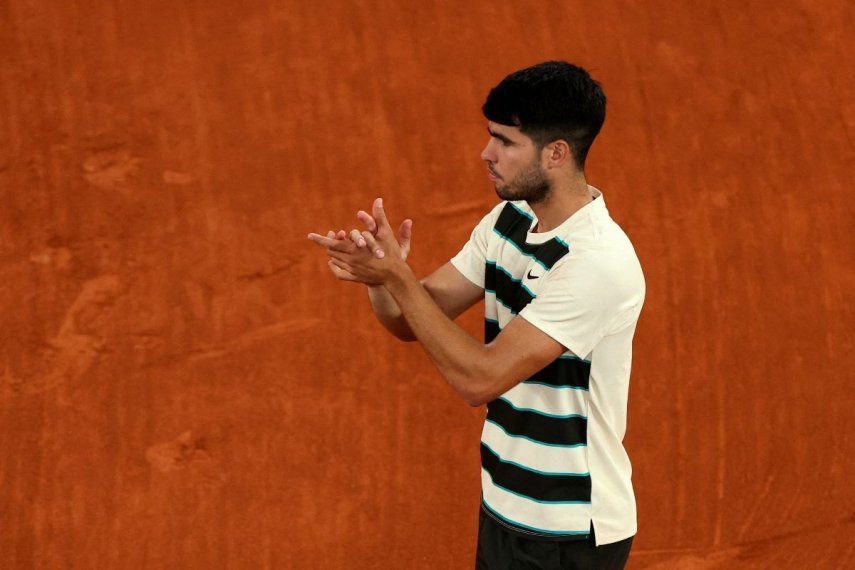 El español Carlos Alcaraz aplaude al italiano Lorenzo Musetti después de que este último se retirara debido a una lesión en su partido de semifinales individuales masculino en el día 13 del torneo de tenis Abierto de Francia en la cancha Philippe-Chatrier en el Complejo Roland-Garros en París el 6 de junio de 2025.&nbsp;