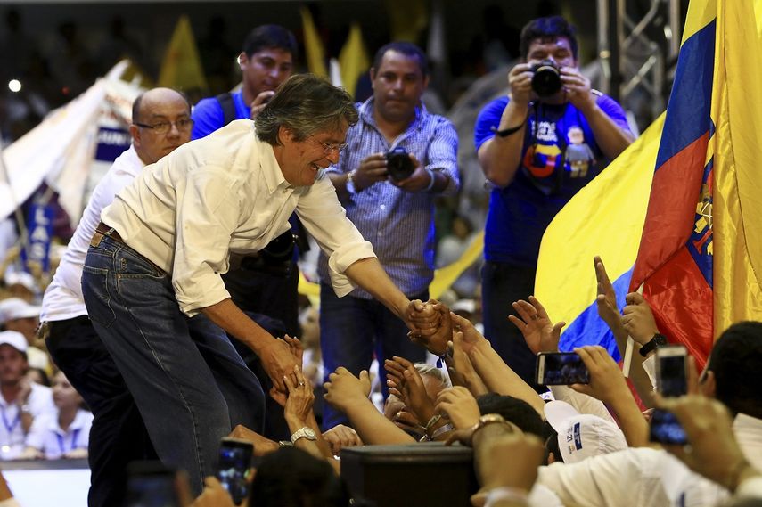El candidato a la presidencia de&nbsp;Ecuador, el opositor Guillermo Lasso, saluda a seguidores.