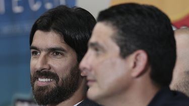 Se retira del fútbol el Loco Abreu (Izq.)