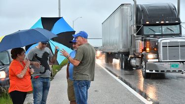 Camioneros desfilaron por la concurrida autopista Palmetto.