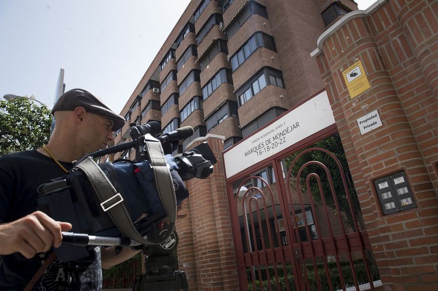 Medios de comunicacion ante la fachada del inmueble donde se encuentra la vivienda del presidente de la Real Federación Española de Fútbol,&nbsp;Ángel&nbsp;María&nbsp;Villar, que ha sido detenido por la Guardia Civil.